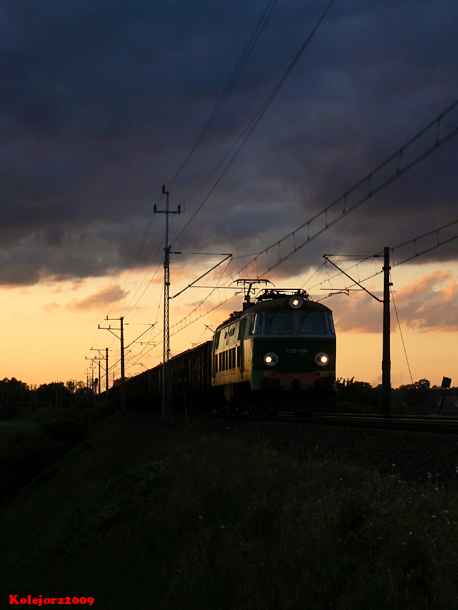 ET22-900 o zachodzie słońca..