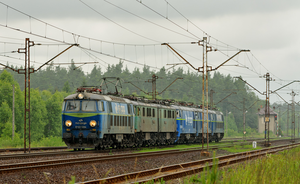 ET22-1054 i 4 lokomotywy
