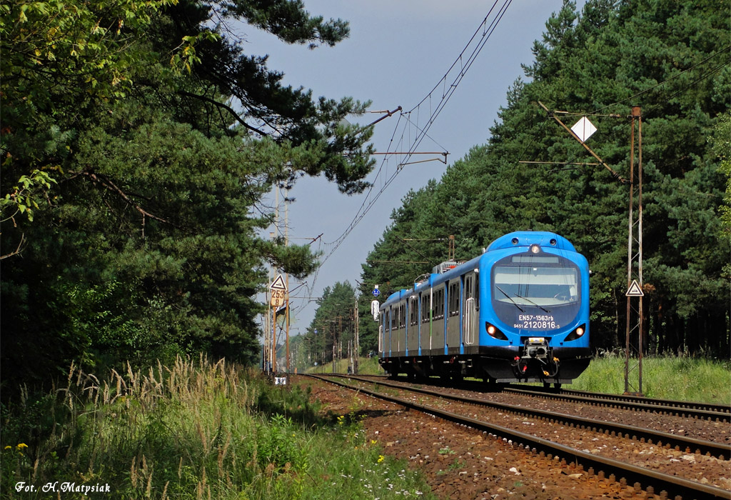 EN57-1563 - siłą rozpędu w samo południe