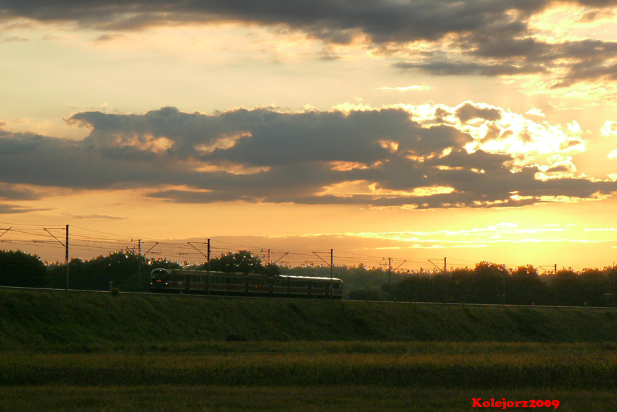 EN57 o zachodzie słońca....