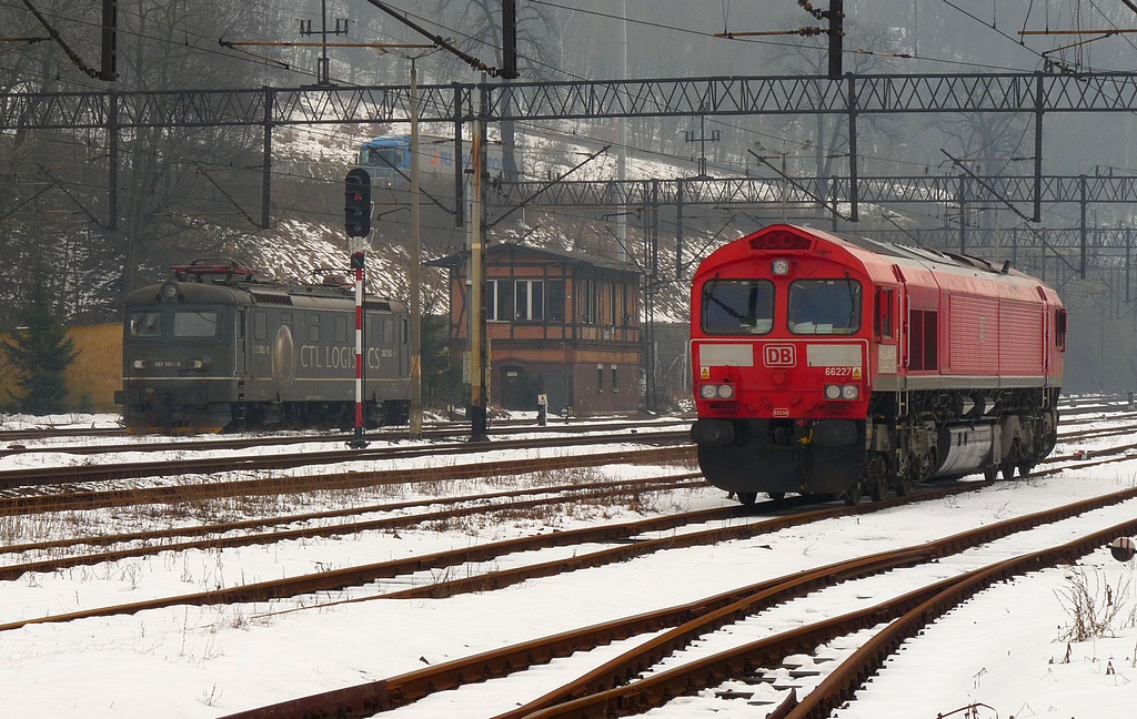 CLASS 66227 & 182 081-0